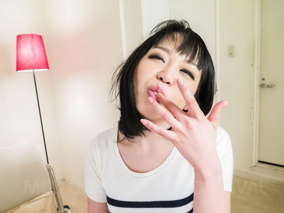 15P Japanese Nozomi Yui likes to suck cocks for facial