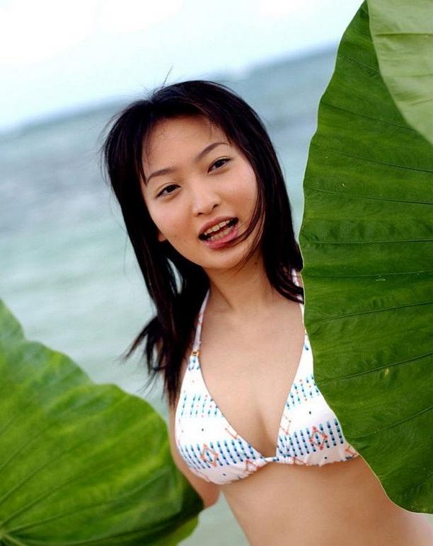 15P Japanese idol Maiko Kazano posing nude shows pussy