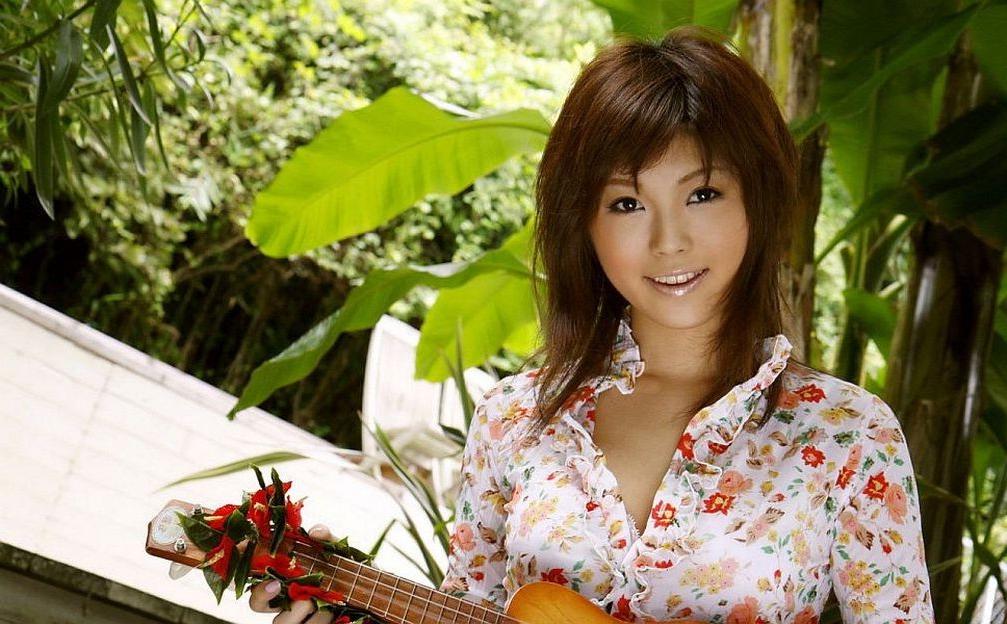 8P Pretty japanese idol Azumi Harusaki shows her tits
