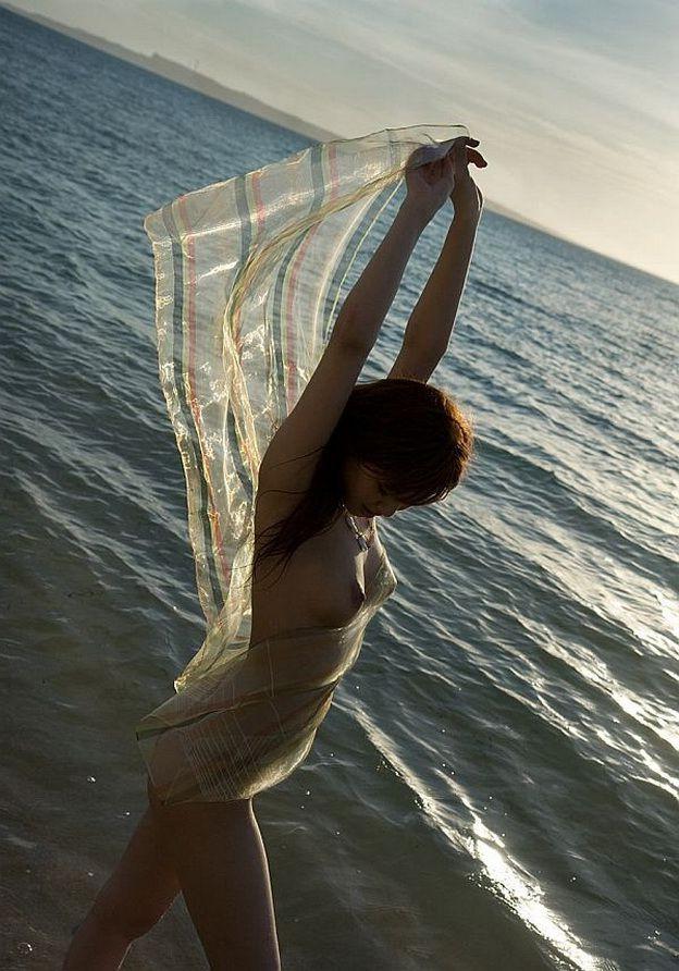 15P Gorgeous asian model Mari Misaki poses showin body