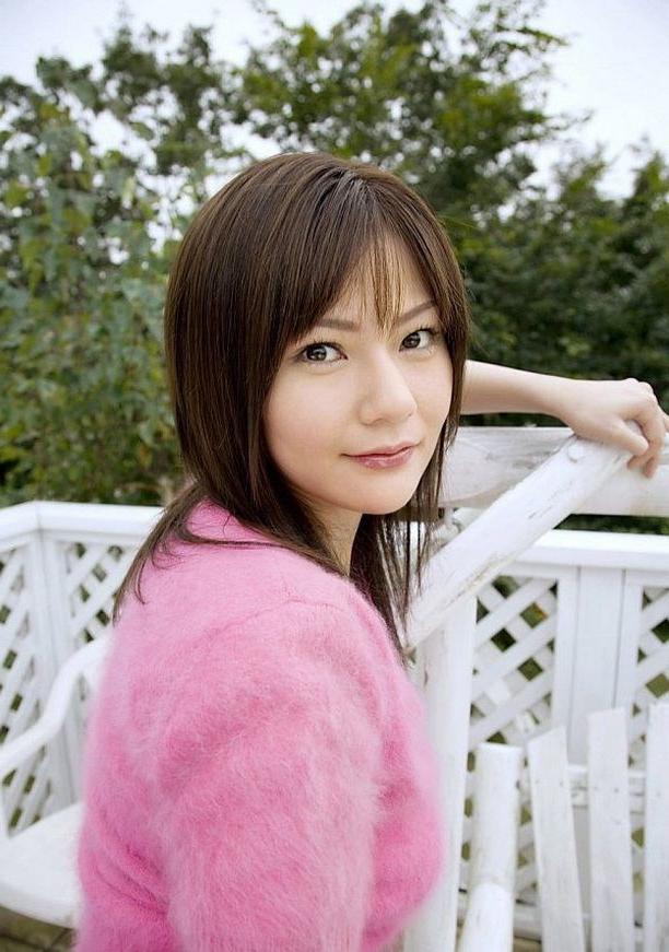 15P Asian idol Rira Himesaki poses outdoors shows body