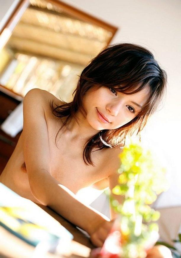 15P Cute japanese idol Tina Yuzuki strips showing bosy