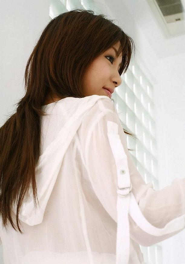 15P Pretty asian model Rika Yuuki strips showing pussy
