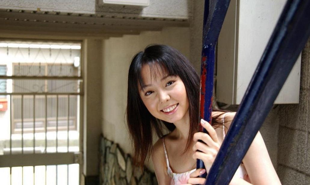 8P Hot japanese model Yui Hasumi shows tits and pussy
