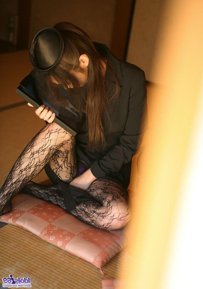 16P Asian widow mourns husband by a picture