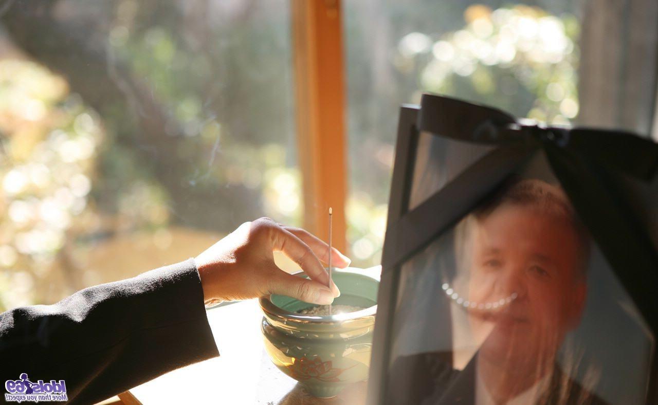 16P Asian widow mourns husband by a picture