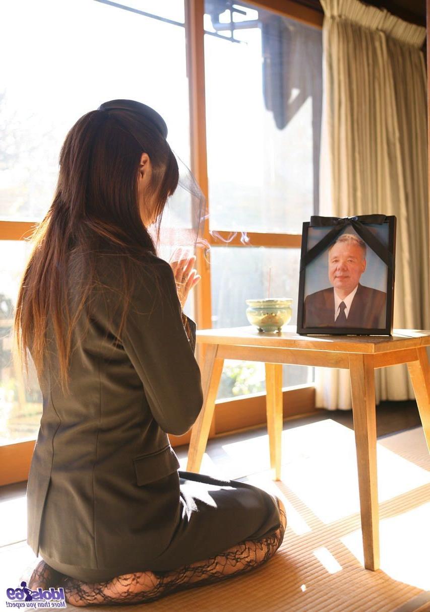16P Asian widow mourns husband by a picture