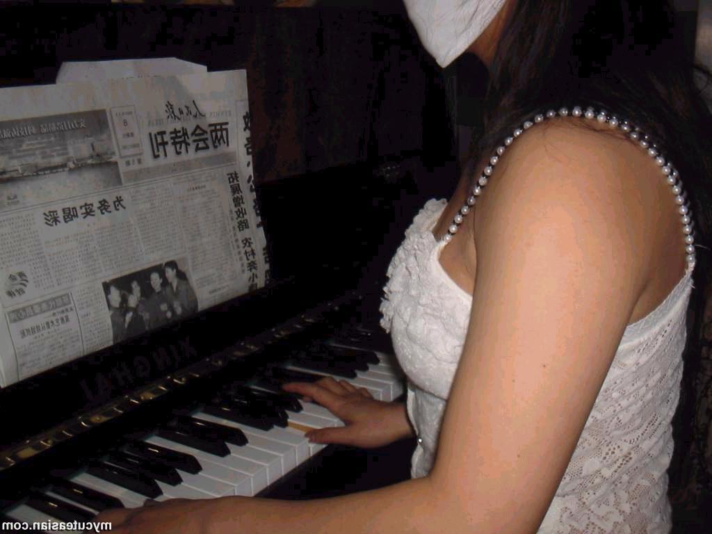 15P Sexy Asian Amateur wife posing naked at home