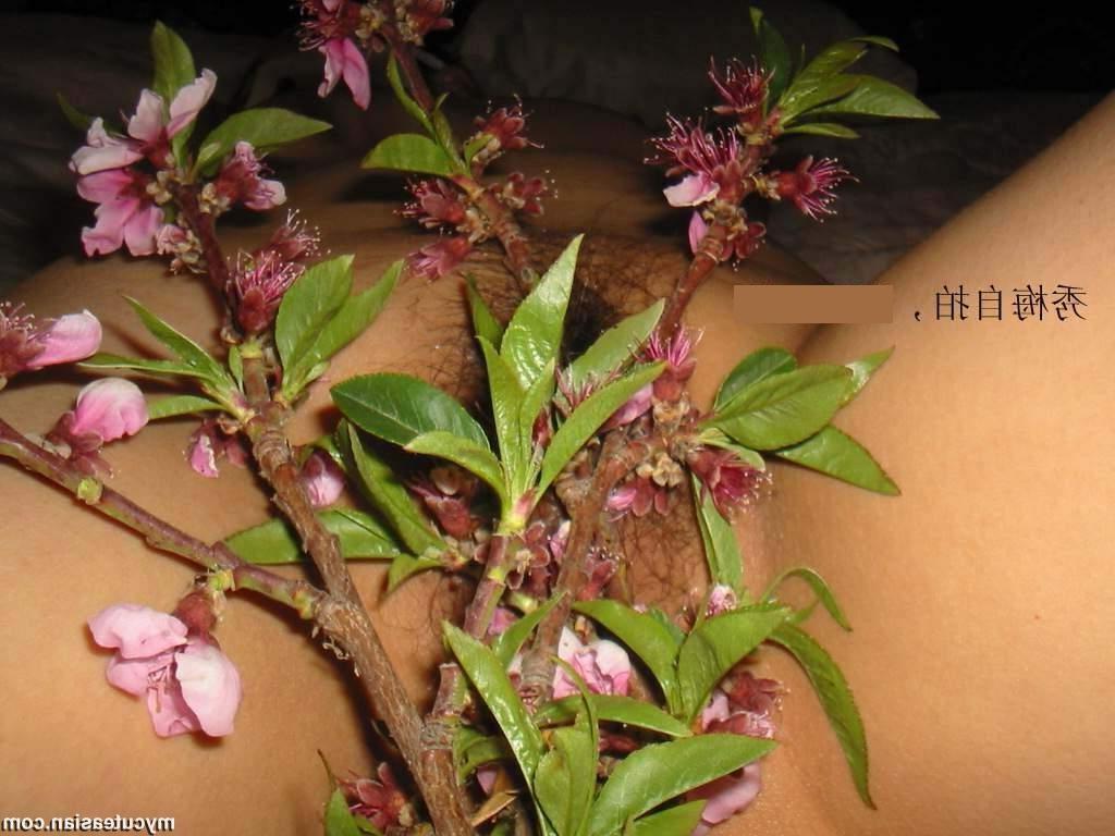 15P Sexy Asian Amateur wife posing naked at home