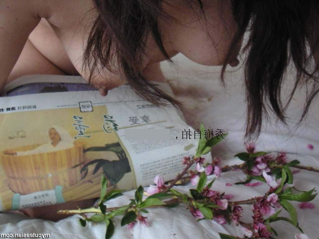 15P Sexy Asian Amateur wife posing naked at home