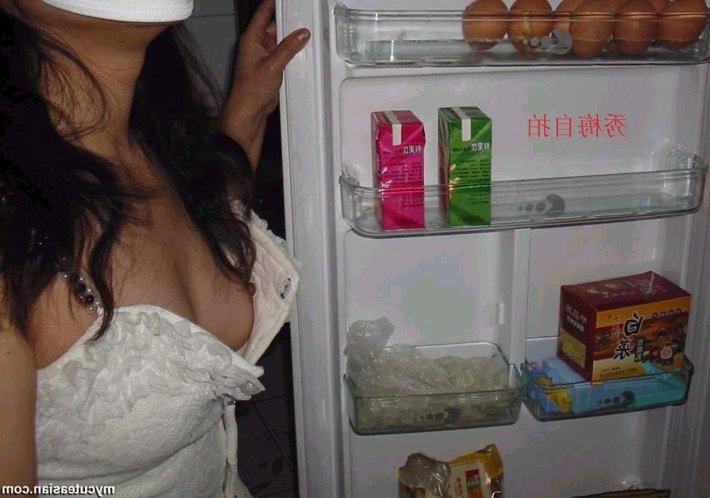 15P Sexy Asian Amateur wife posing naked at home