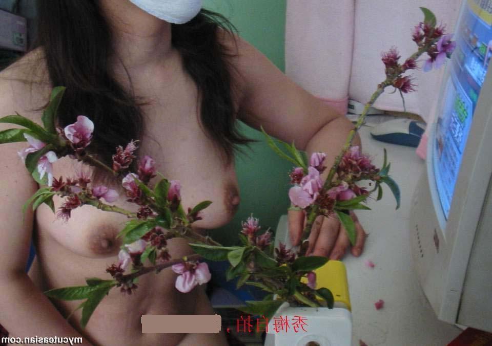 15P Sexy Asian Amateur wife posing naked at home