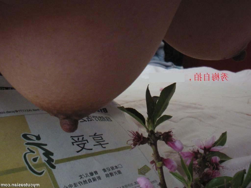 15P Sexy Asian Amateur wife posing naked at home