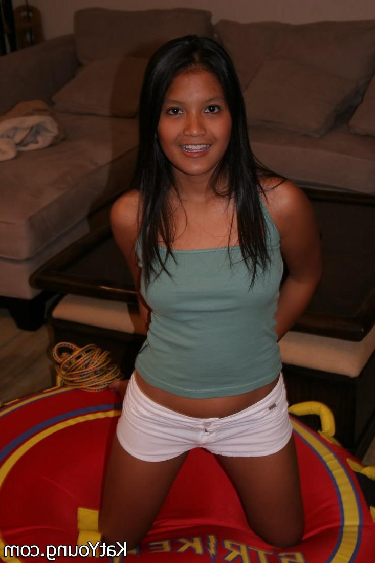 16P Kat Young :: Beautiful asian collegegirl Kat does a sexy tease