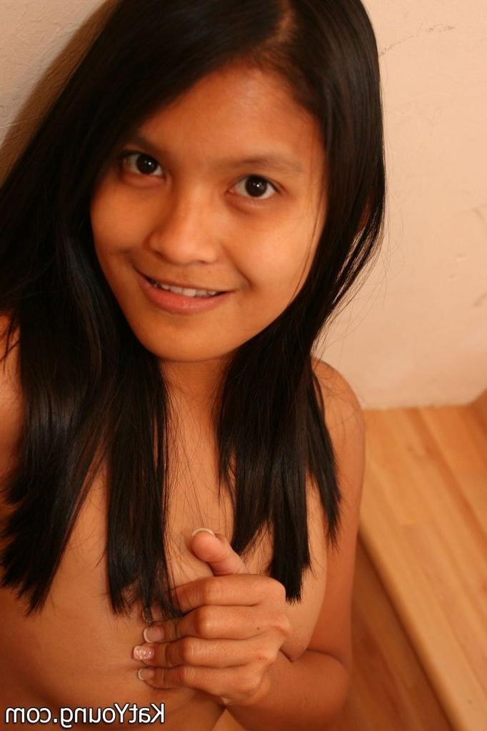 16P Kat Young :: Sweet asian girl taking off her green panties with no shame