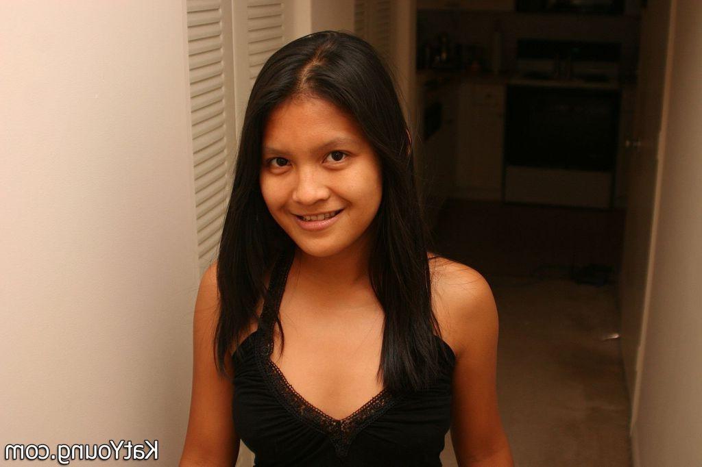 16P Kat Young :: Beautiful asian teen Kat kissing girlfriends tities
