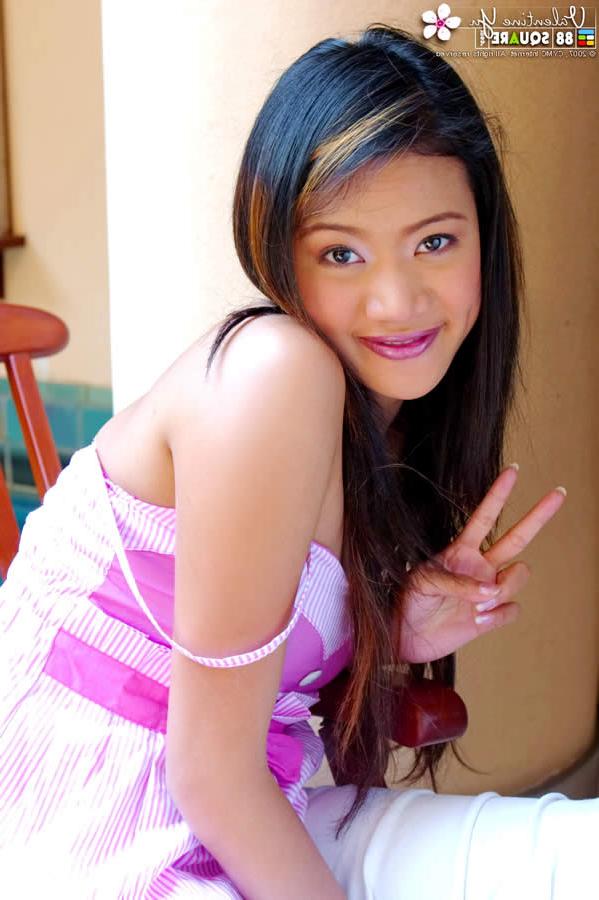 15P Thai cutie showing off her nice perky boobs