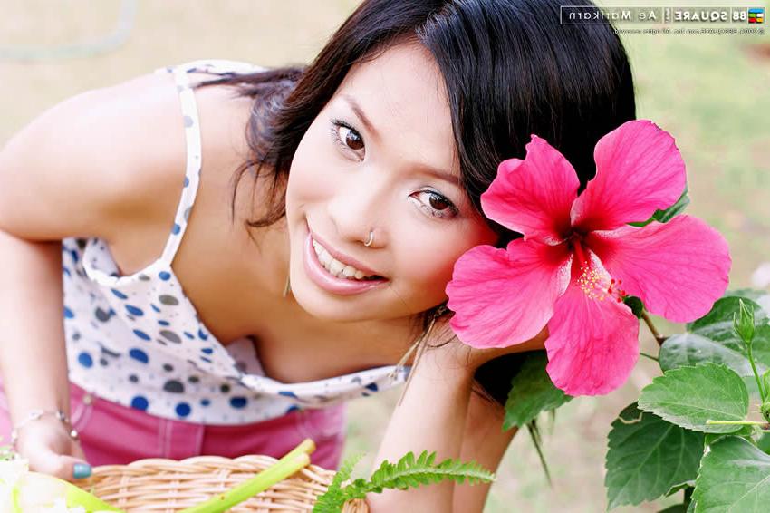 15P Gorgeous thai model posing naked in the garden