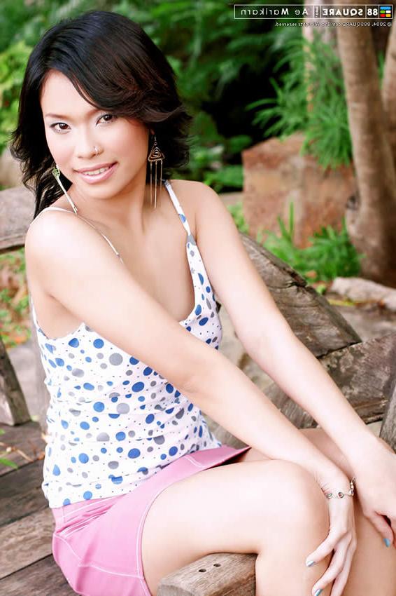 15P Gorgeous thai model posing naked in the garden