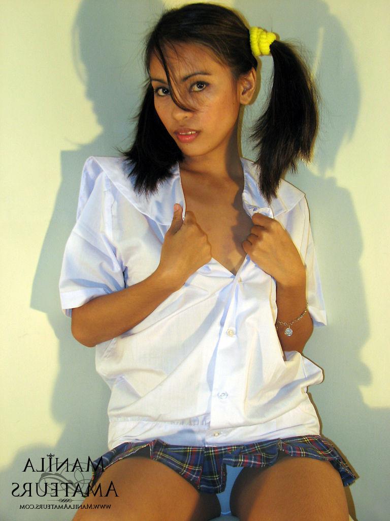 7P filipina sweety upskirt flashing tight pussy