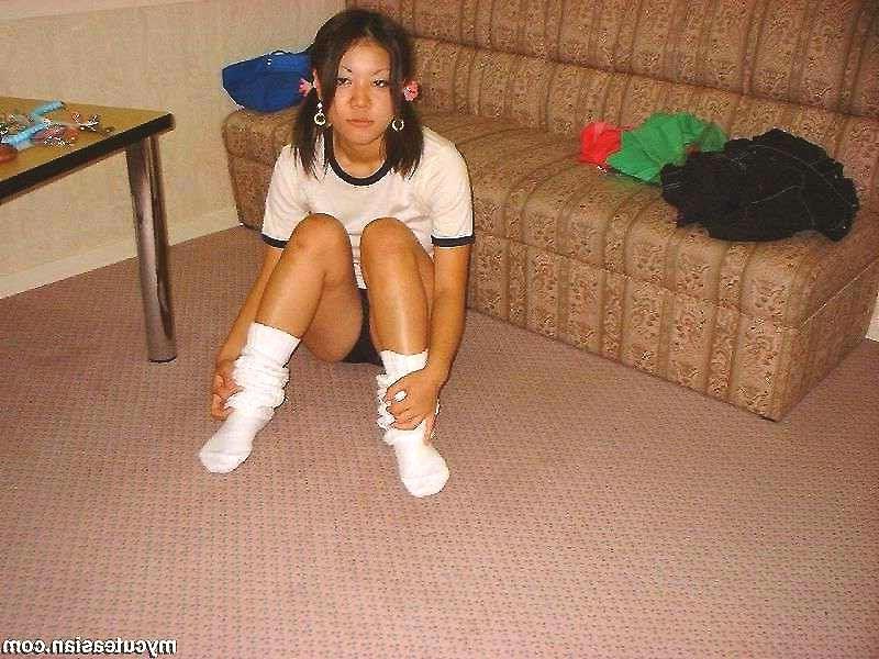 16P Japanese amat coed sucks hard and eats sperm