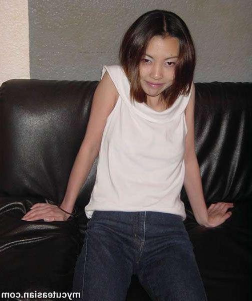 16P Japanese opens her legs and shows her hole