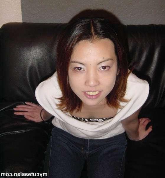 16P Japanese opens her legs and shows her hole