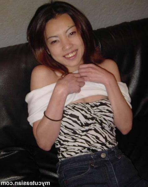 16P Japanese opens her legs and shows her hole