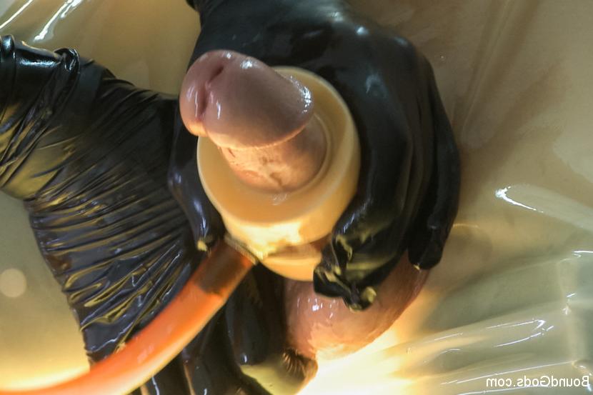 15P Adam milks a load out of Alex's fat cock before welcoming Onyx!!