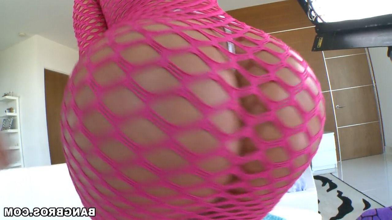 16P Curvy blonde Melanie Monroe shakes her big ass