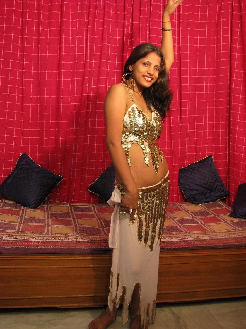 15P Hot indian girl posing