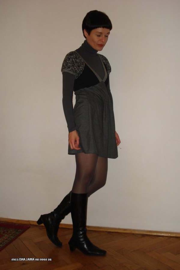 12P Short haired amateur wife in pantyhose