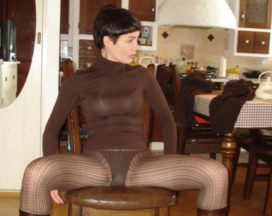 12P Short haired amateur wife in pantyhose