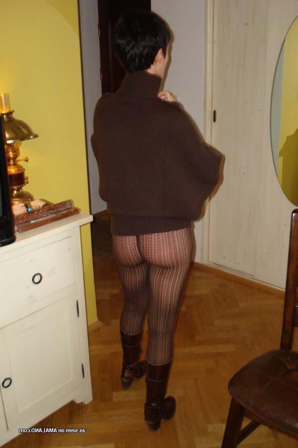 12P Short haired amateur wife in pantyhose