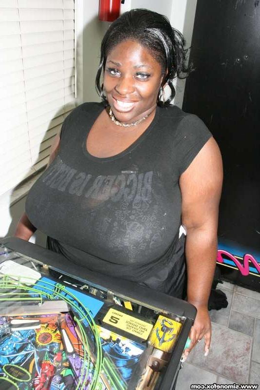12P Massive boobs Simone Fox at the arcade
