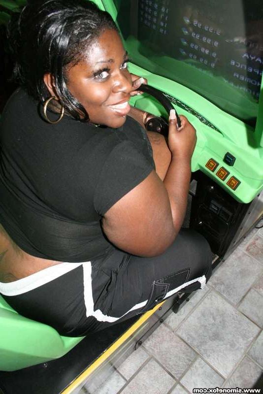 12P Massive boobs Simone Fox at the arcade