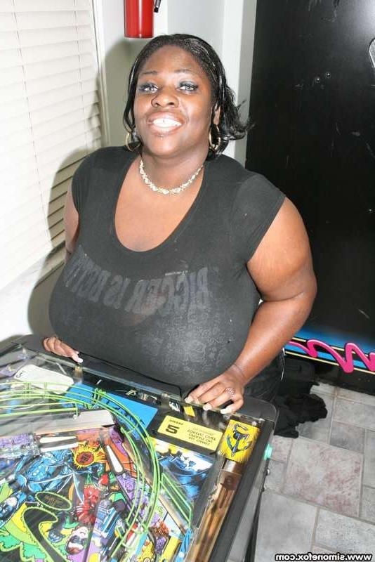 12P Massive boobs Simone Fox at the arcade