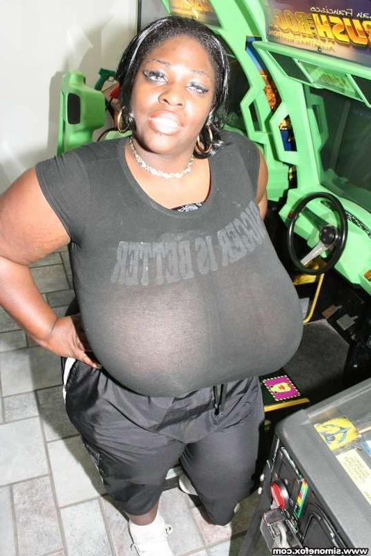 12P Massive boobs Simone Fox at the arcade