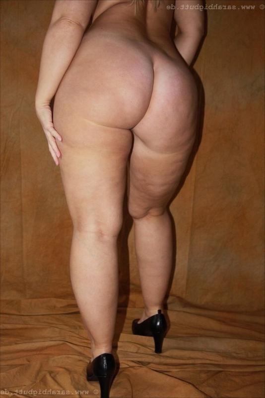 12P Mature babe shows fatty ass