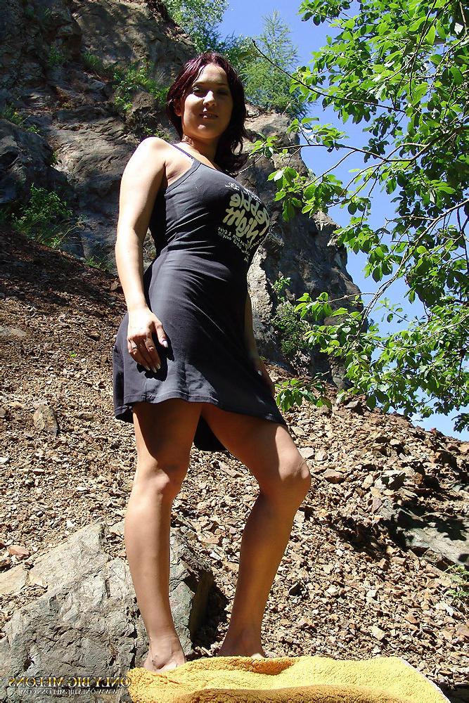 15P Vendy toy fucks her cunt outdoors