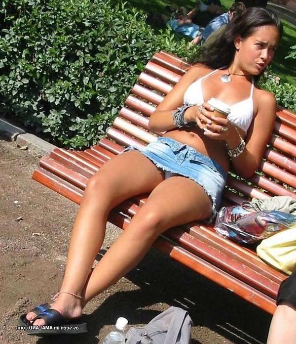 15P Girls caught in candid upskirt pics