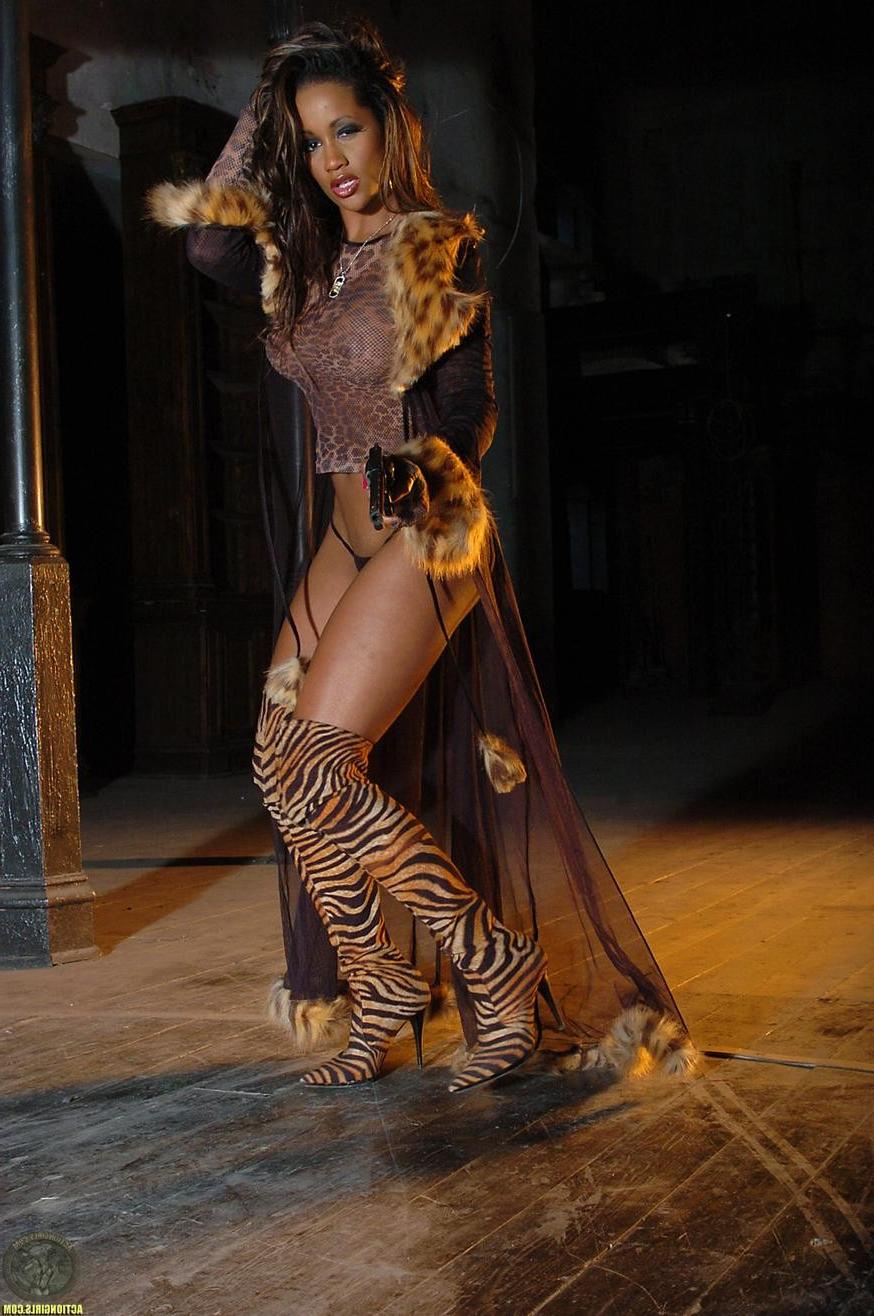 15P Teri Marquez in tiger print boots