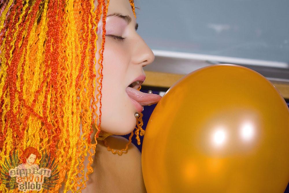 15P Maggie Loves Dolls smokes and pops balloons