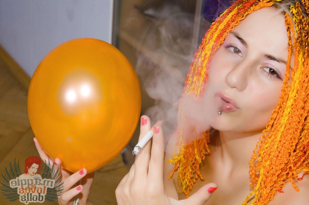 15P Maggie Loves Dolls smokes and pops balloons