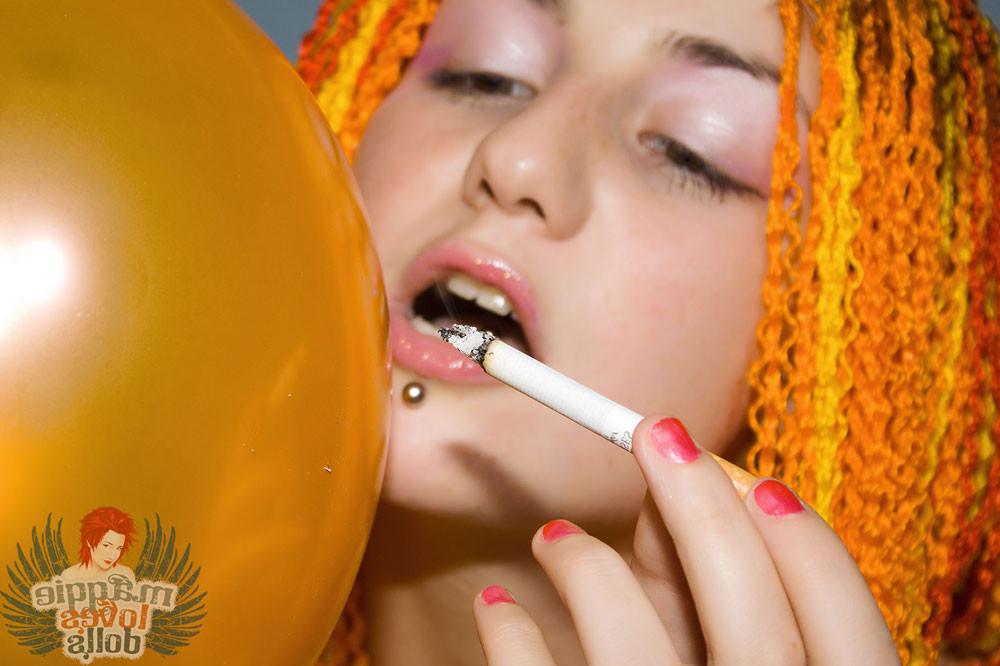15P Maggie Loves Dolls smokes and pops balloons