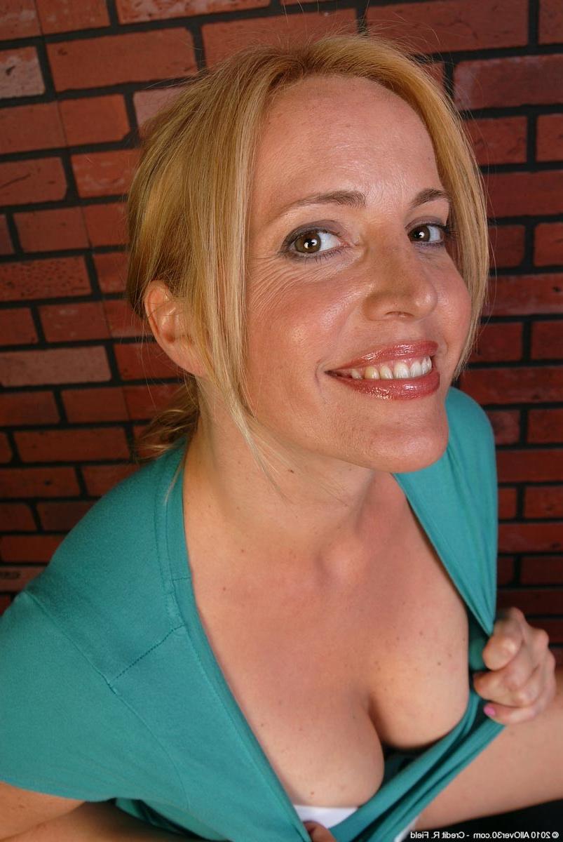 15P Sexy milf with round ass getting naked
