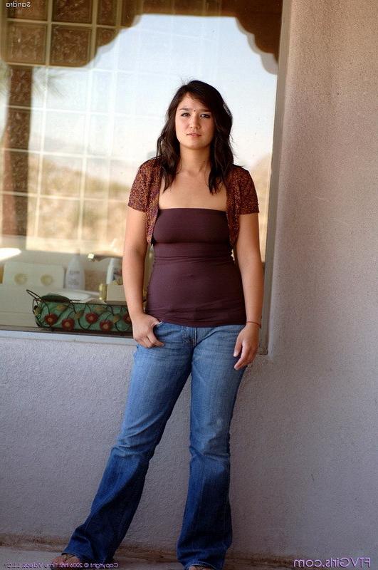 18P Hot amateur model Sandra spreading