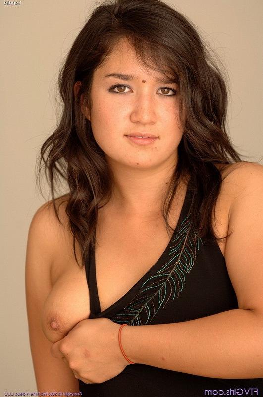 18P Hot amateur model Sandra spreading