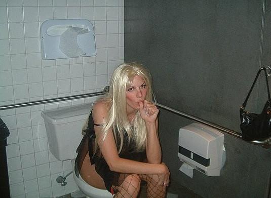 12P hot babes get naked and take pics