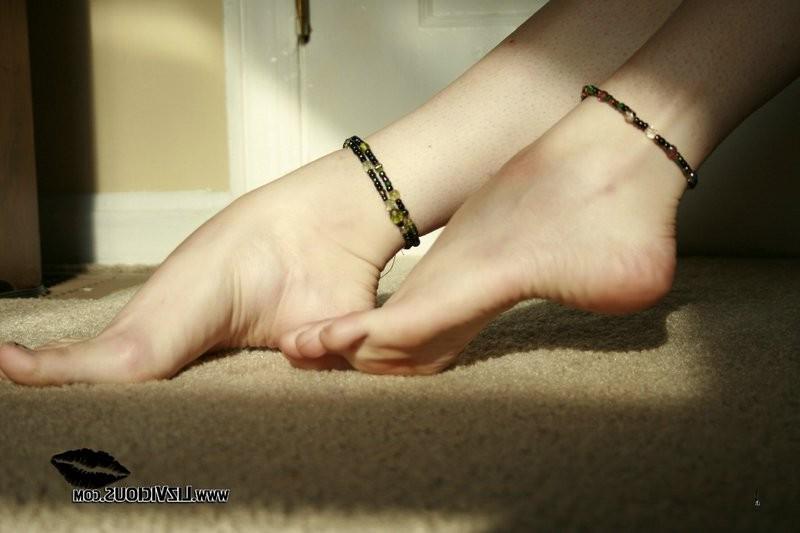 15P sexy liz shows off her petite feet
